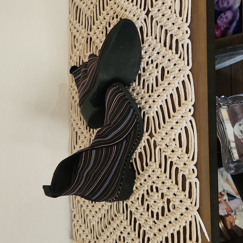 Charleston Shoes ankle bootie excellent condition size 6 black Barcelona strippe